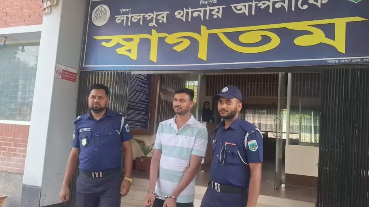 নাটোরে বিদেশি পর্যটক হয়রানির অভিযোগে দুই টিকটকার গ্রেফতার