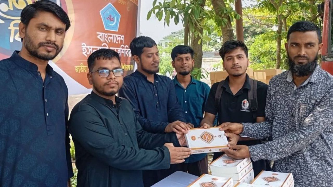 জাককানইবিতে শিক্ষার্থীদের মাঝে শিবিরের কুরআন বিতরণ