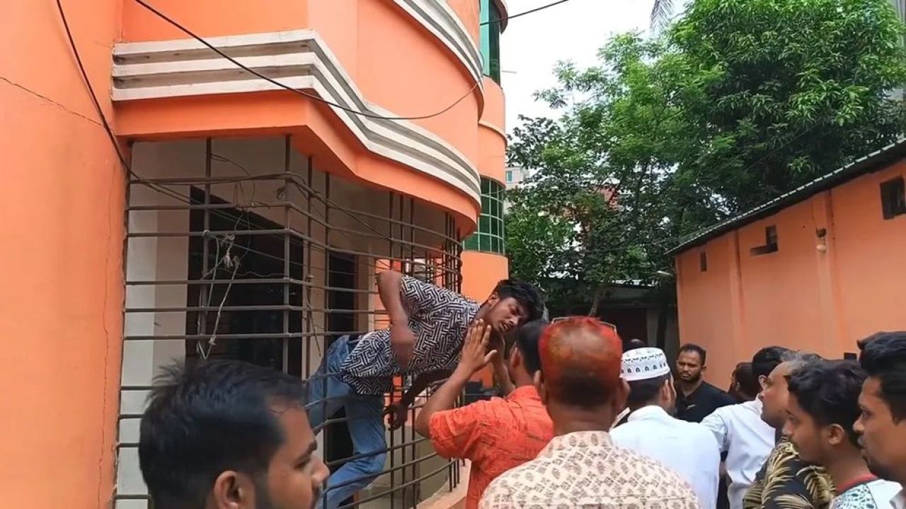 গ্রিলে আটকে পড়া চোরকে ২০ দিনের কারাদণ্ড