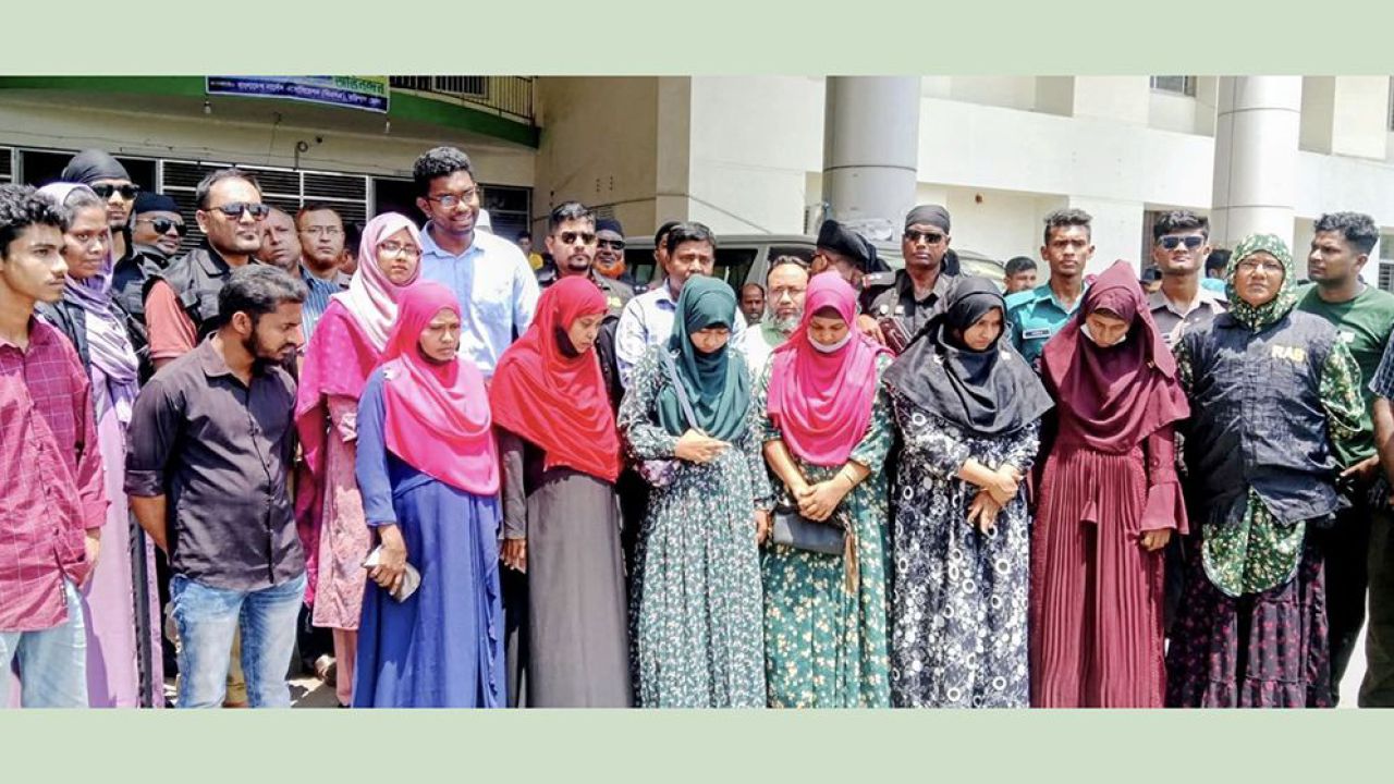 বরিশাল শেবাচিম হাসপাতালে অভিযান চালিয়ে নারীসহ ৮ দালাল আটক