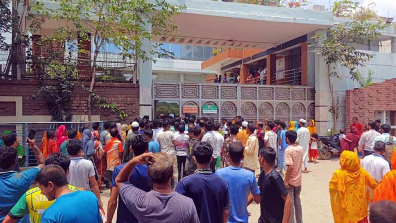 ফতুল্লায় গার্মেন্টস কর্মকর্তার রহস্যজনক মৃত্যু ঘিরে শ্রমিকদের বিক্ষোভ