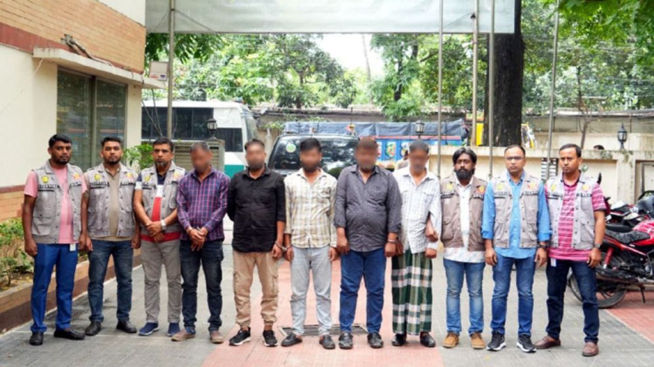 রাজধানীতে অস্ত্র ও বিস্ফোরকসহ আন্তঃজেলা ডাকাত দলের ৫ সদস্য গ্রেফতার