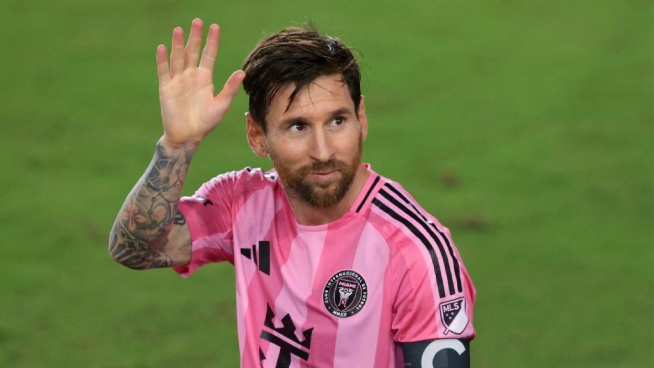 মেসির একার বেতন ২৮টি দলের মোট ব্যয়ের সমান
