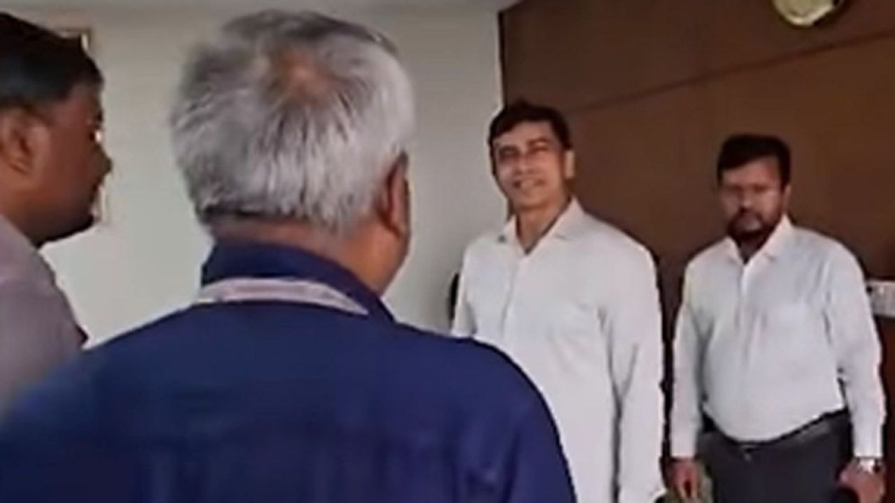 পানি ভবন পরিদর্শনে বিদ্যুৎ সাশ্রয়ে প্রতিমন্ত্রীর কড়া বার্তা