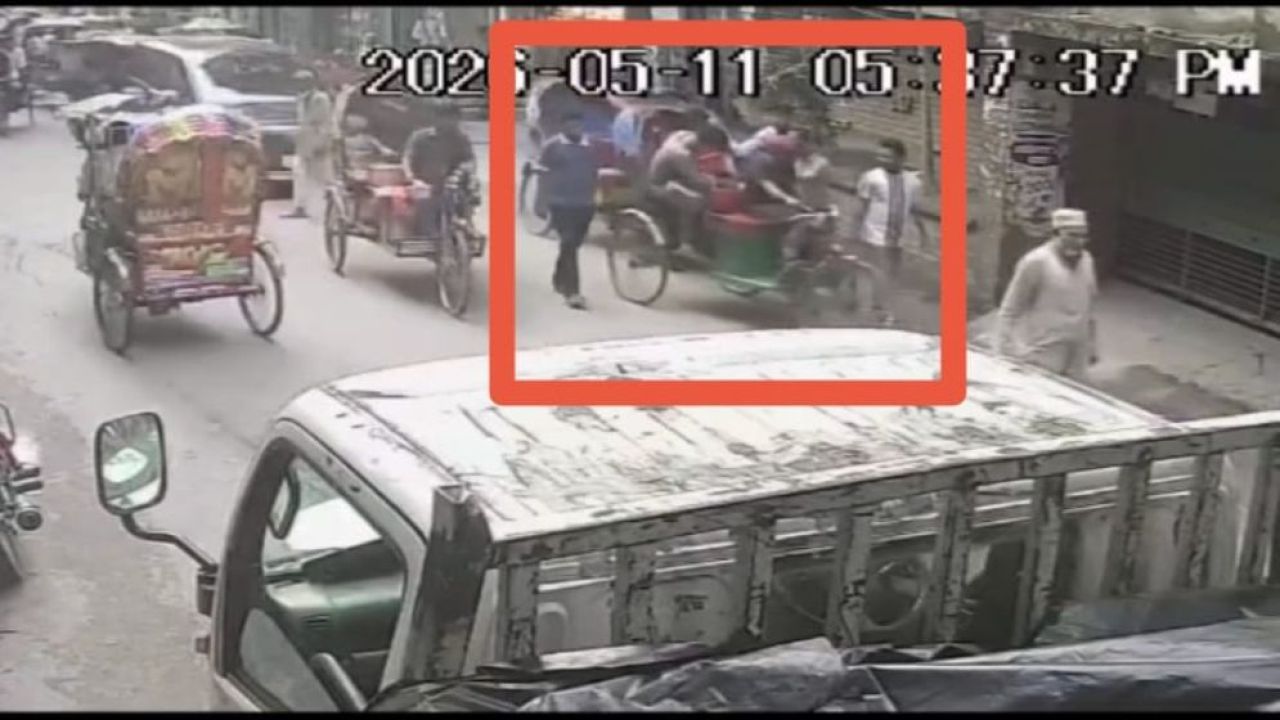 মোহাম্মদপুরে প্রকাশ্যে ছিনতাই ও অস্ত্র ঠেকিয়ে লুটপাট