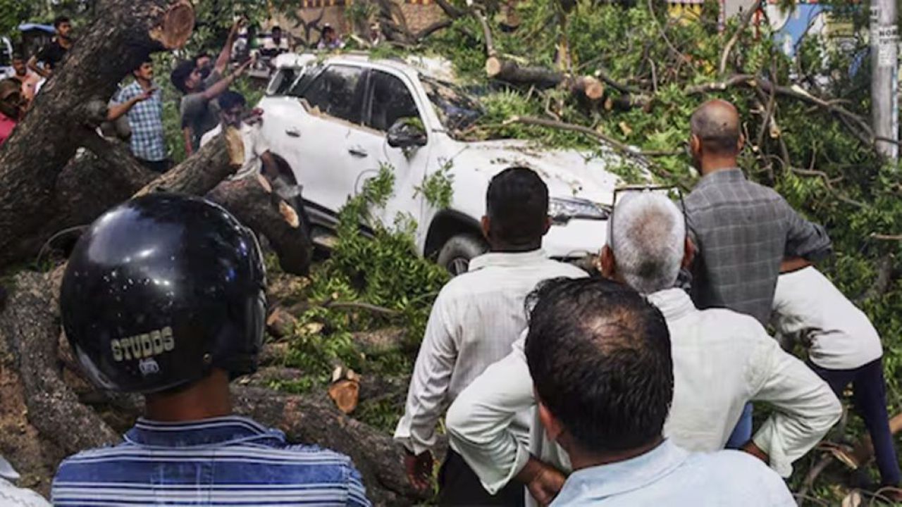 উত্তরপ্রদেশে ভয়াবহ ঝড় ও বৃষ্টিতে ৫৬ জনের মৃত্যু