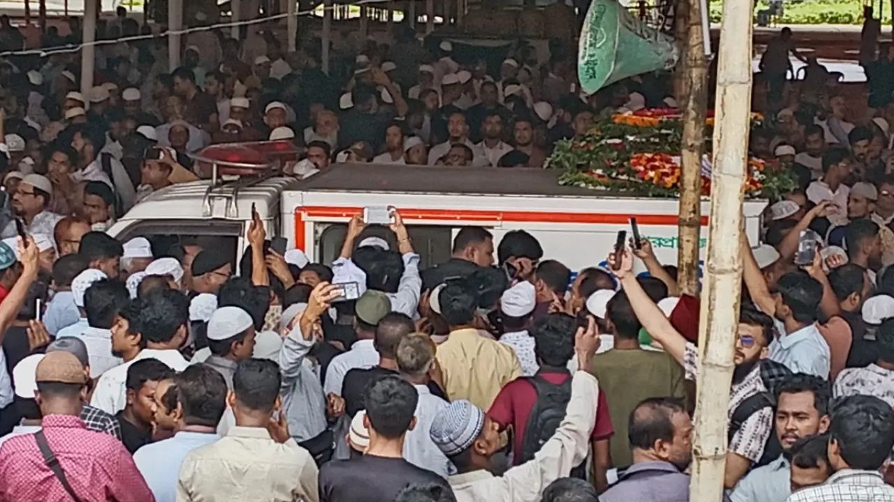 ইঞ্জিনিয়ার মোশাররফ হোসেনের জানাজা শেষে ‘জয় বাংলা’ স্লোগান