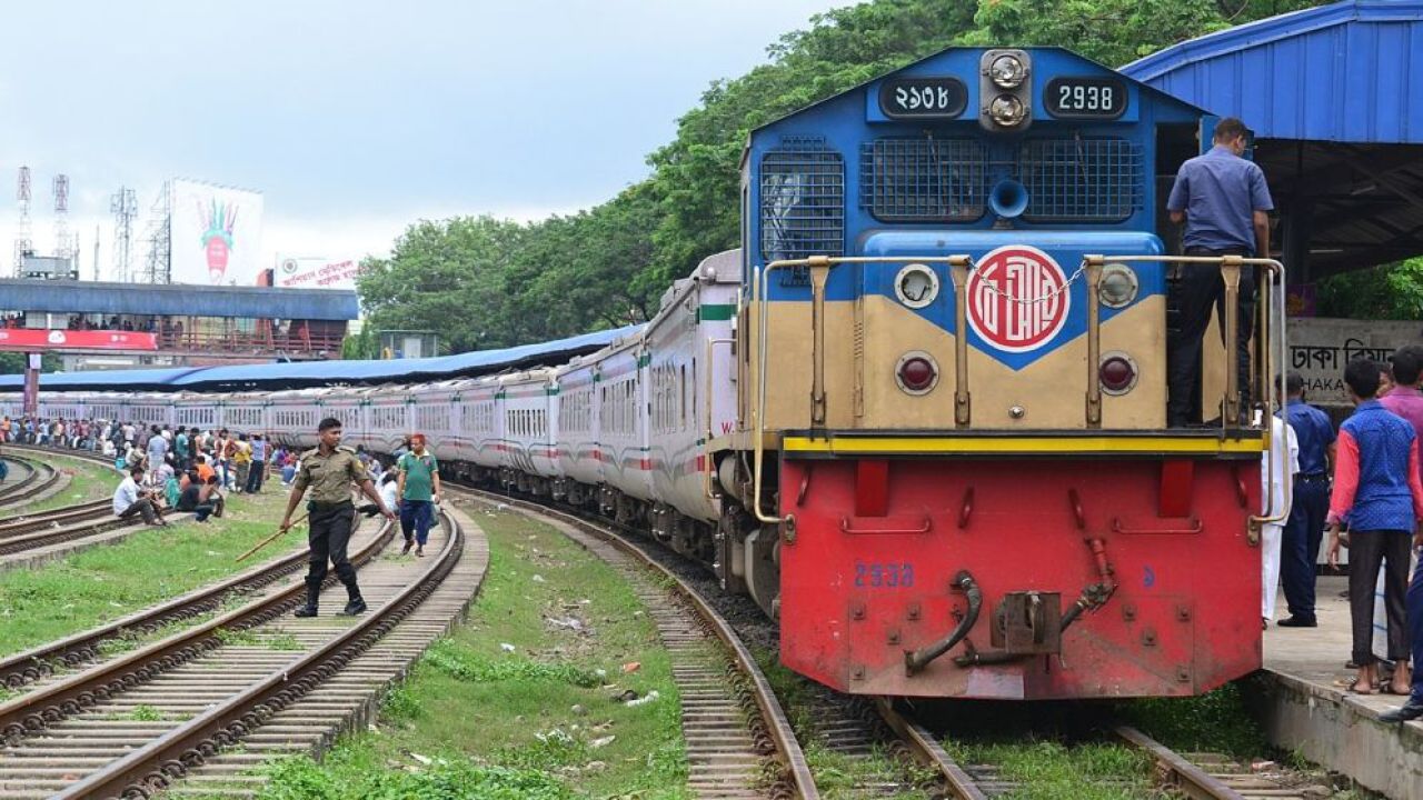 ঈদযাত্রার শেষ দিনের ট্রেনের অগ্রিম টিকিট বিক্রি