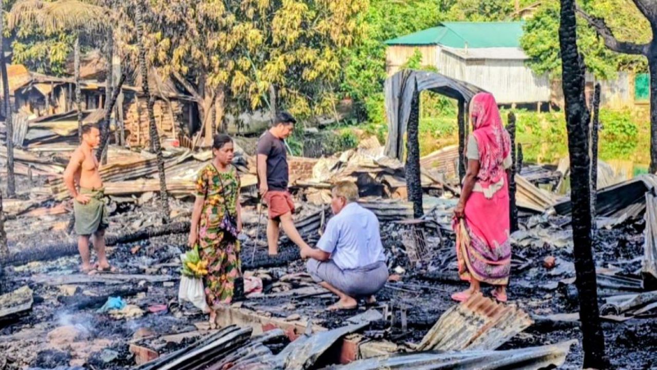 বান্দরবানে আগুনে পুড়ল অর্ধশত দোকান ও বসতঘর