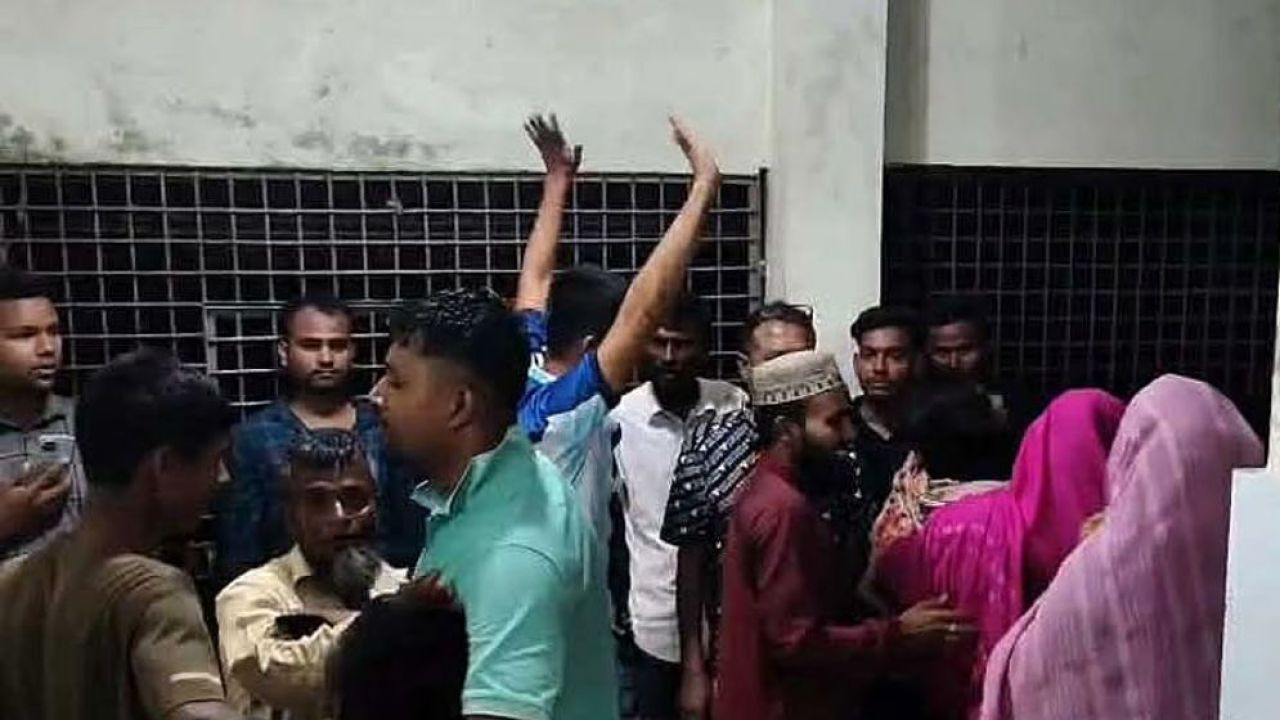 ফেসবুকে ‘হা হা’ রিঅ্যাক্ট দেওয়াকে কেন্দ্র করে উখিয়ায় সংঘর্ষ, নারীর মৃত্যু