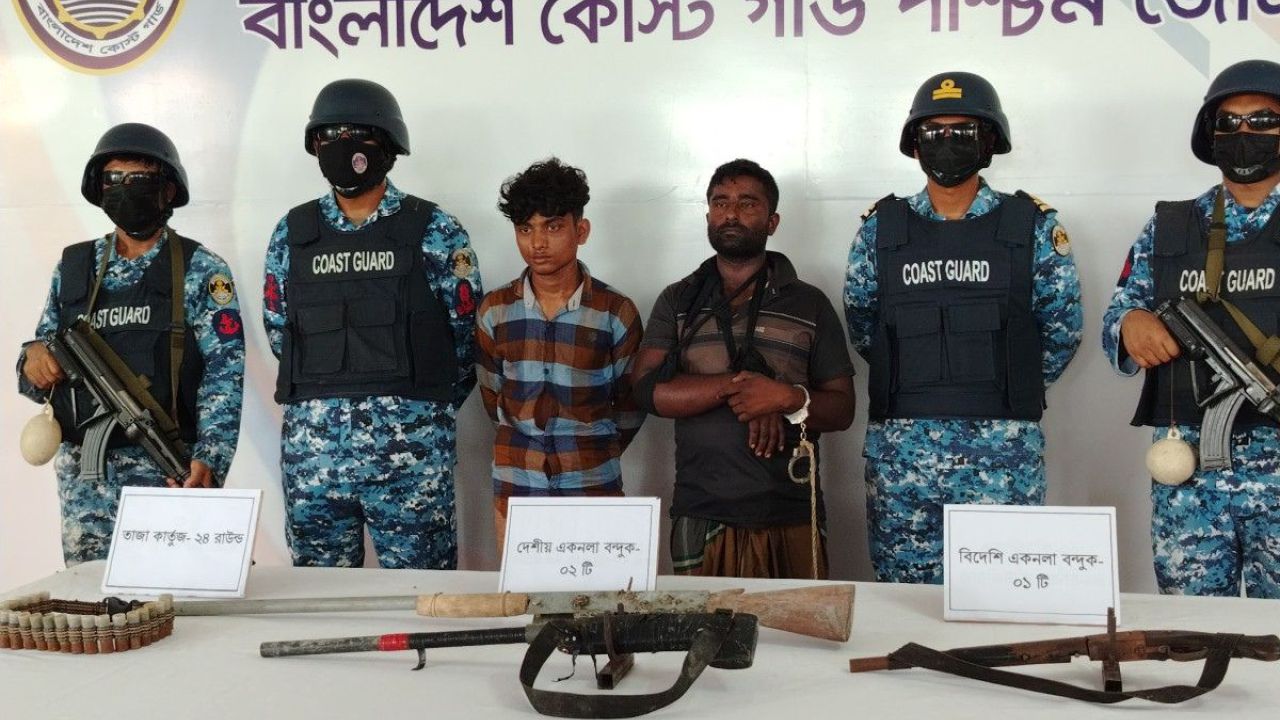 সুন্দরবনে অস্ত্রসহ ২ দস্যু আটক, জিম্মিদশা থেকে ৪ জেলে উদ্ধার