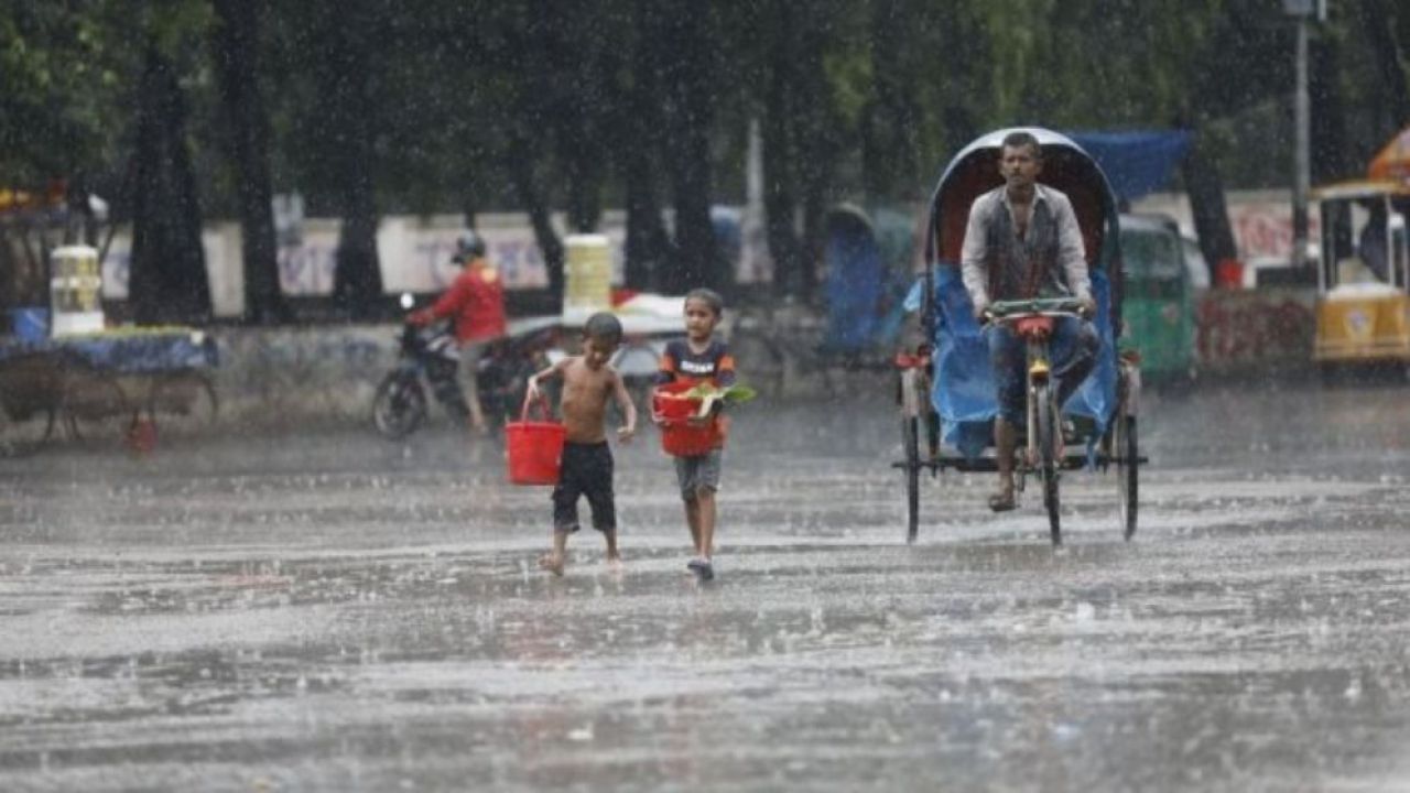 রাজধানী ঢাকাসহ দেশের বিভিন্ন অঞ্চলে আজ বজ্রবৃষ্টির আভাস