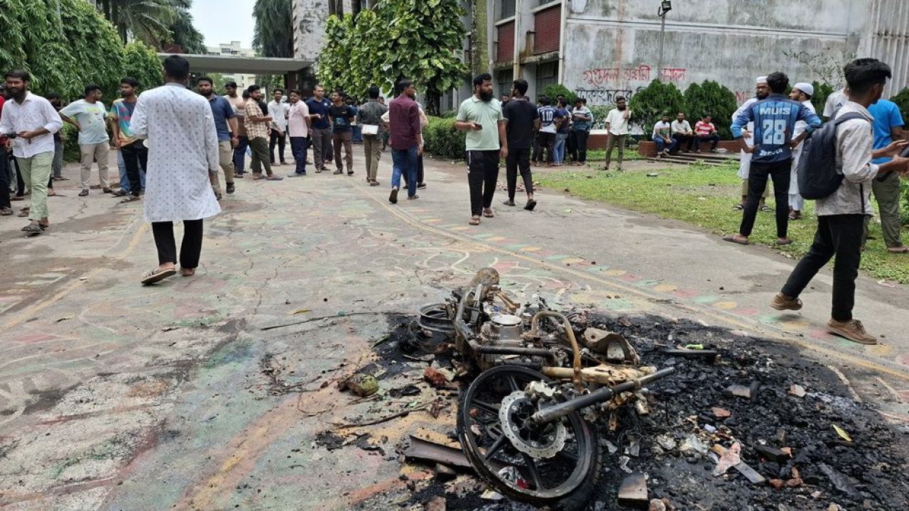 উপাচার্যকে অবাঞ্ছিত ঘোষণা করে ডুয়েটে ৫ম দিনেও ব্লকেড কর্মসূচি, ক্যাম্পাসে তীব্র উত্তেজনা