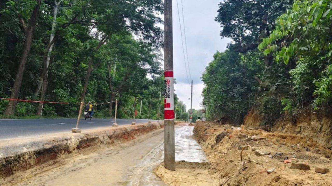 রাস্তার মাঝে বৈদ্যুতিক খুঁটি রেখেই চার লেনের নির্মাণকাজ