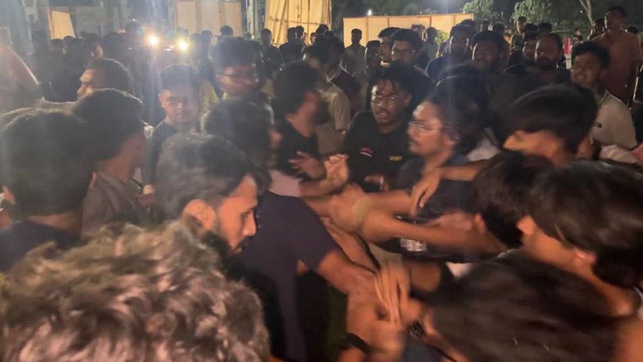 ইবিতে বাসের ঘটনাকে কেন্দ্র করে দুই বিভাগের শিক্ষার্থীদের মারামারি