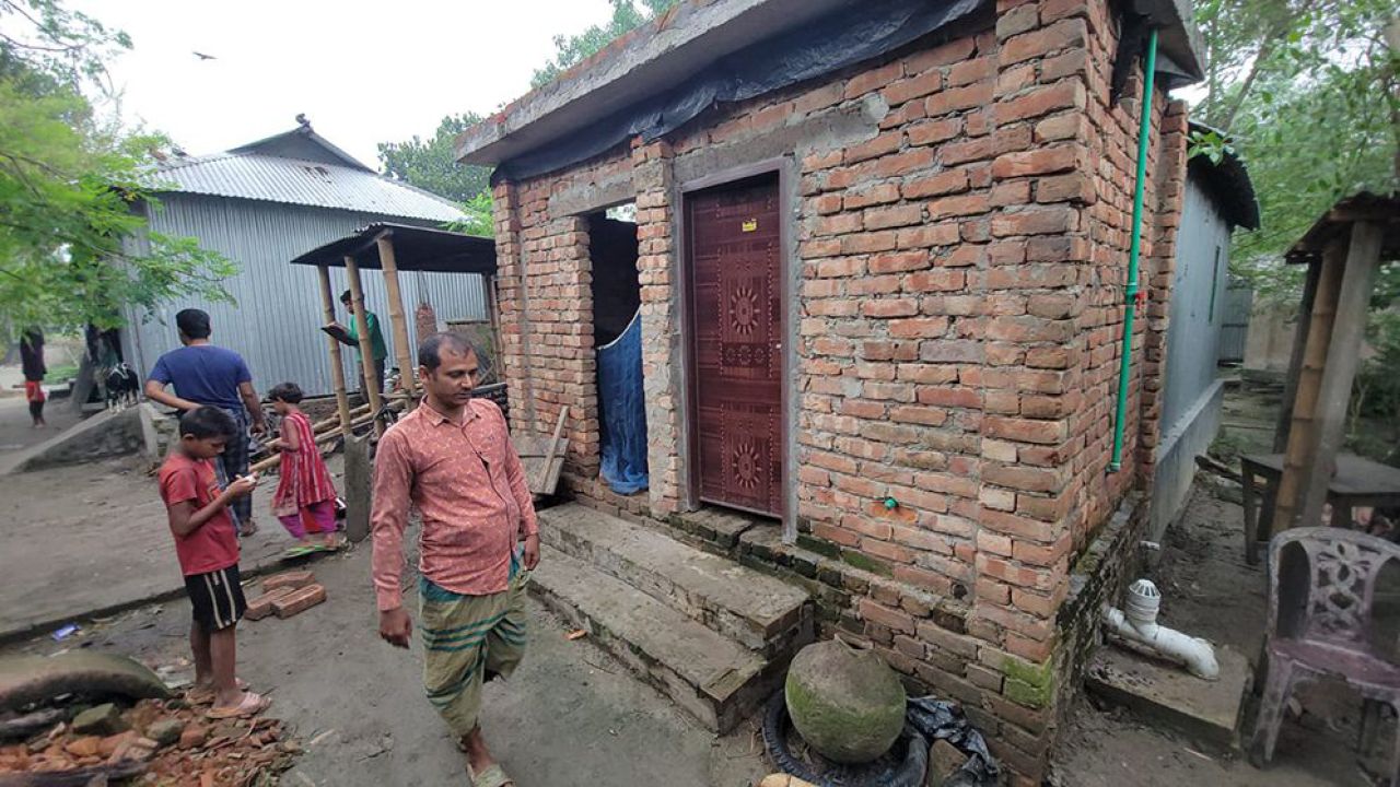 রাস্তার ইট তুলে ইউপি সদস্যের বাথরুম নির্মাণ