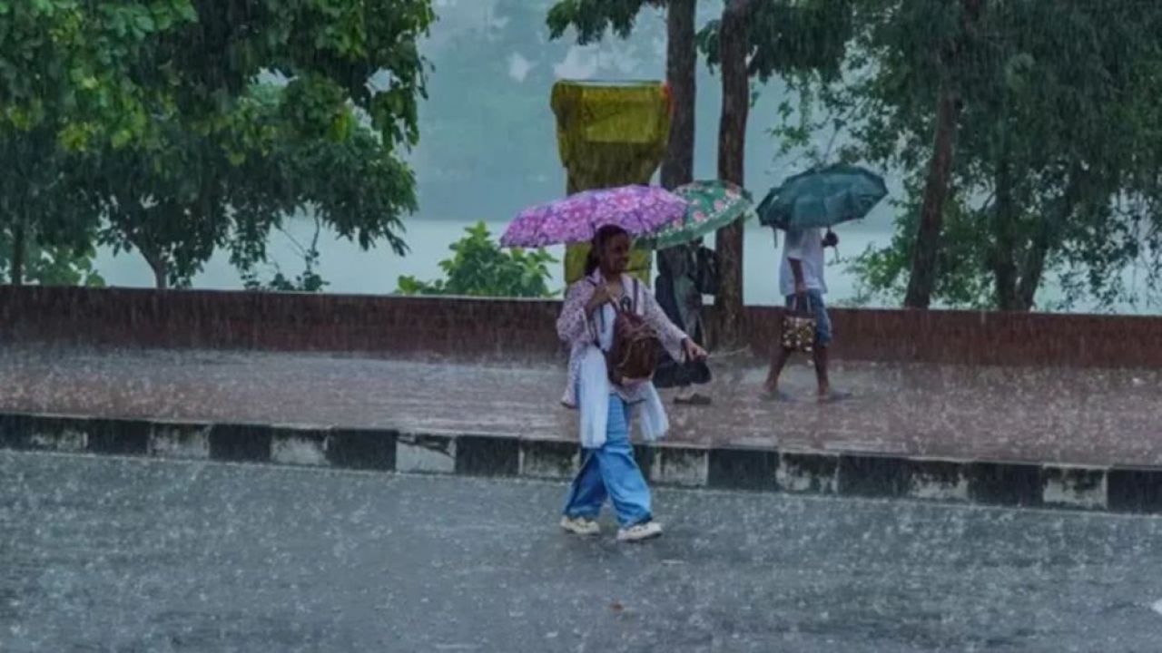 ঢাকায় দুপুরের মধ্যে বজ্রবৃষ্টির আভাস