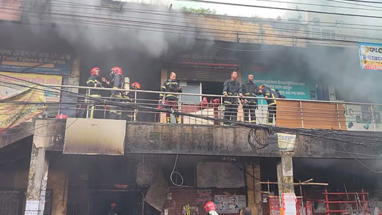 পৌনে ২ ঘণ্টা চেষ্টায় কলমিলতা কাঁচাবাজারের আগুন নিয়ন্ত্রণে