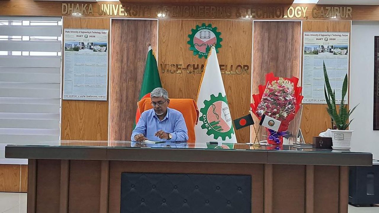 ‘কমপ্লিট শাটডাউন’ উপেক্ষা করে ডুয়েটে ঢুকলেন নতুন ভিসি