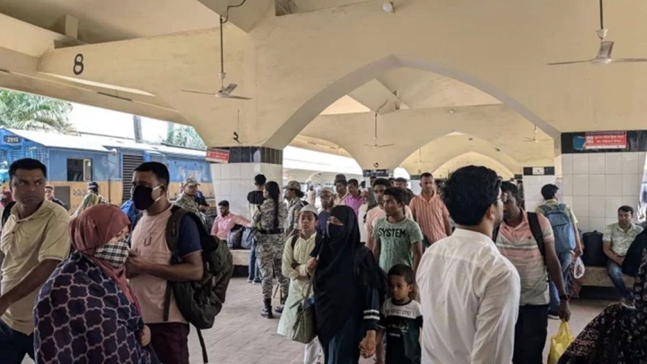 ঈদুল আজহা ঘিরে নাড়ির টানে বাড়ি ফিরছেন নগরবাসী, সড়ক ও রেলপথে যাত্রীদের উপচে পড়া ভিড়