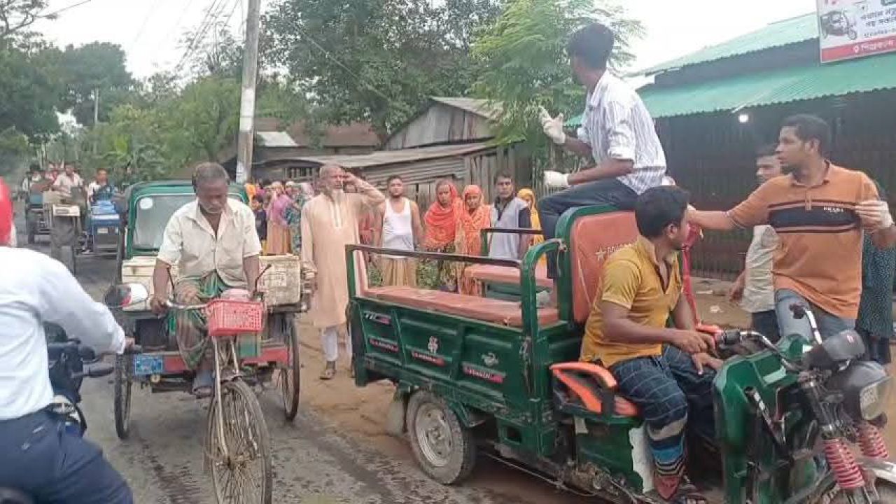 জয়পুরহাটে দ্রুতগামী ট্রাকের চাপায় এক এনজিও কর্মীর মর্মান্তিক মৃত্যু