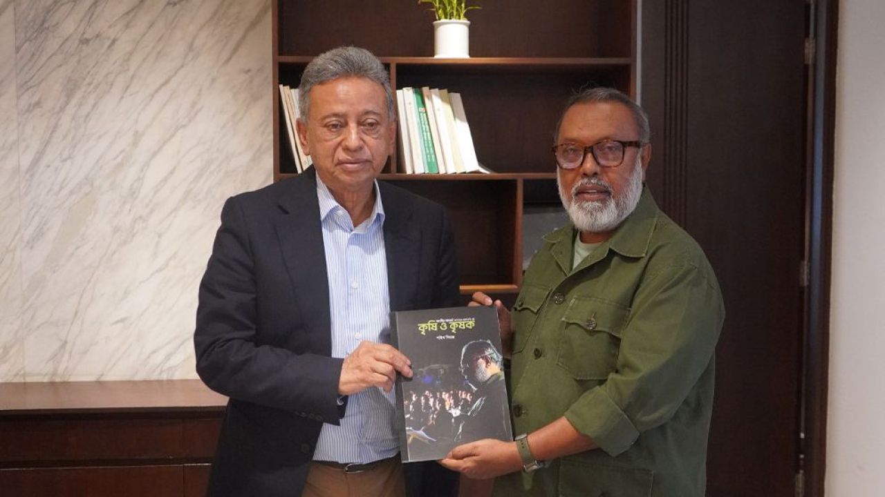 কৃষি বাজেট সুপারিশমালা অর্থমন্ত্রীর হাতে শাইখ সিরাজের