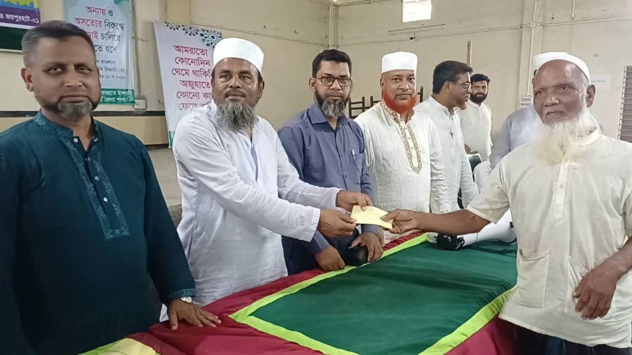 জয়পুরহাটে প্রধানমন্ত্রীর ত্রাণ তহবিল থেকে ১ হাজার পরিবারের মাঝে সহায়তা প্রদান