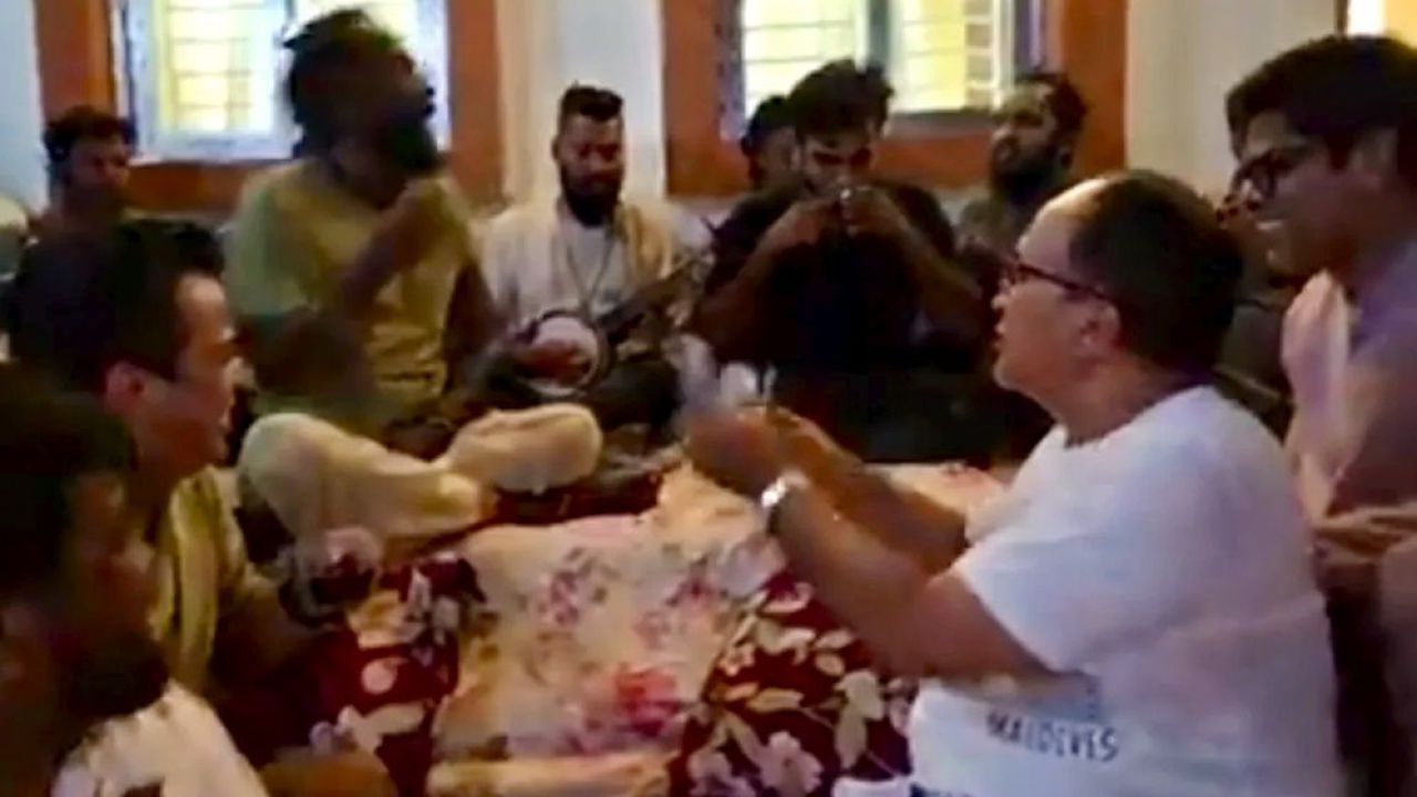 এমপির টাকা ছিটানোর ভিডিওতে সামাজিক মাধ্যমে মিশ্র প্রতিক্রিয়া