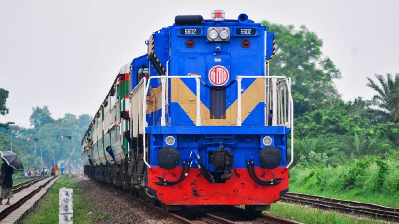 চলন্ত ট্রেনের ছাদ থেকে পড়ে যুবকের মৃত্যু