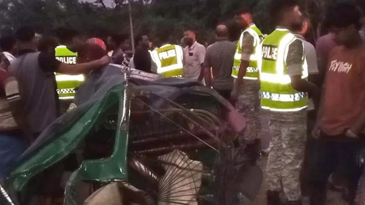 সিরাজগঞ্জে বাসচাপায় অটোরিকশা চালকসহ নিহত ৩
