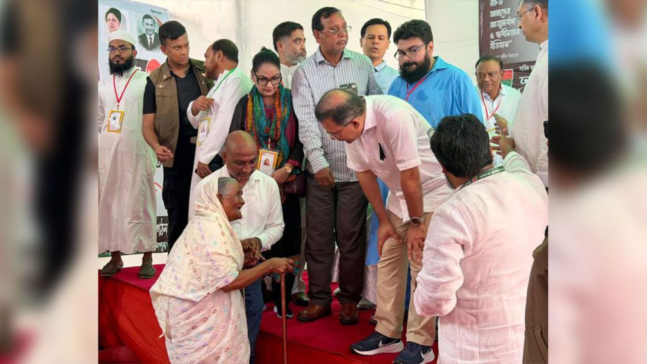 প্রধানমন্ত্রী তারেক রহমানের সঙ্গে নূরজাহান বেগমের আবেগঘন সাক্ষাৎ