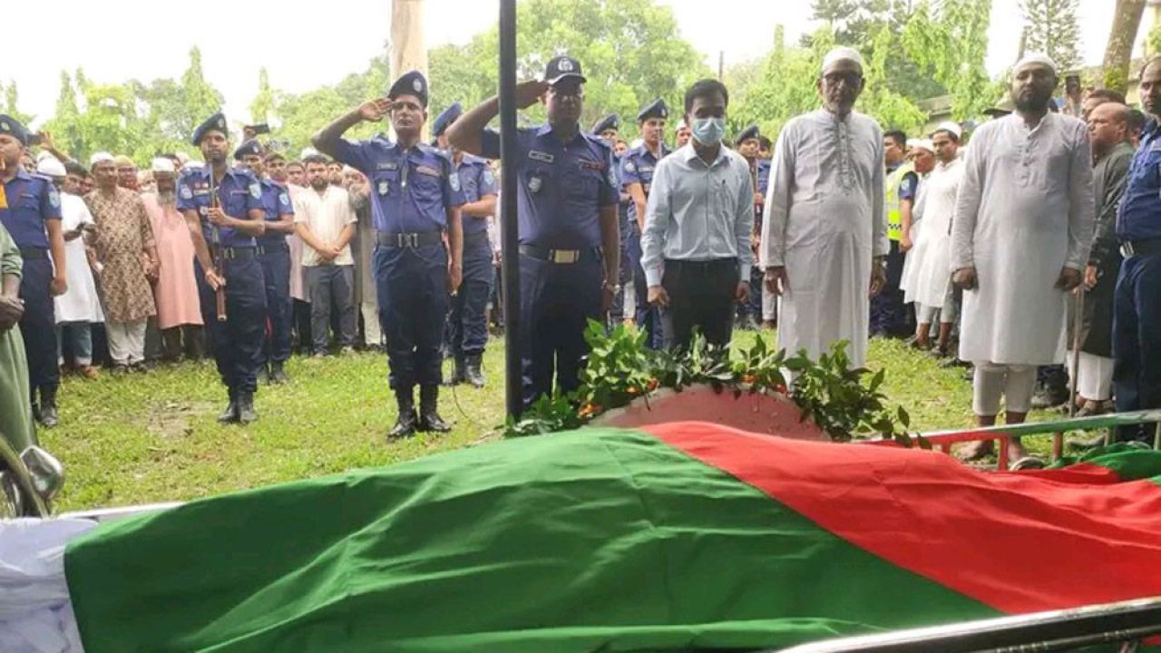 পারিবারিক কবরস্থানে চিরনিদ্রায় শায়িত প্রবীণ রাজনীতিক দবিরুল ইসলাম