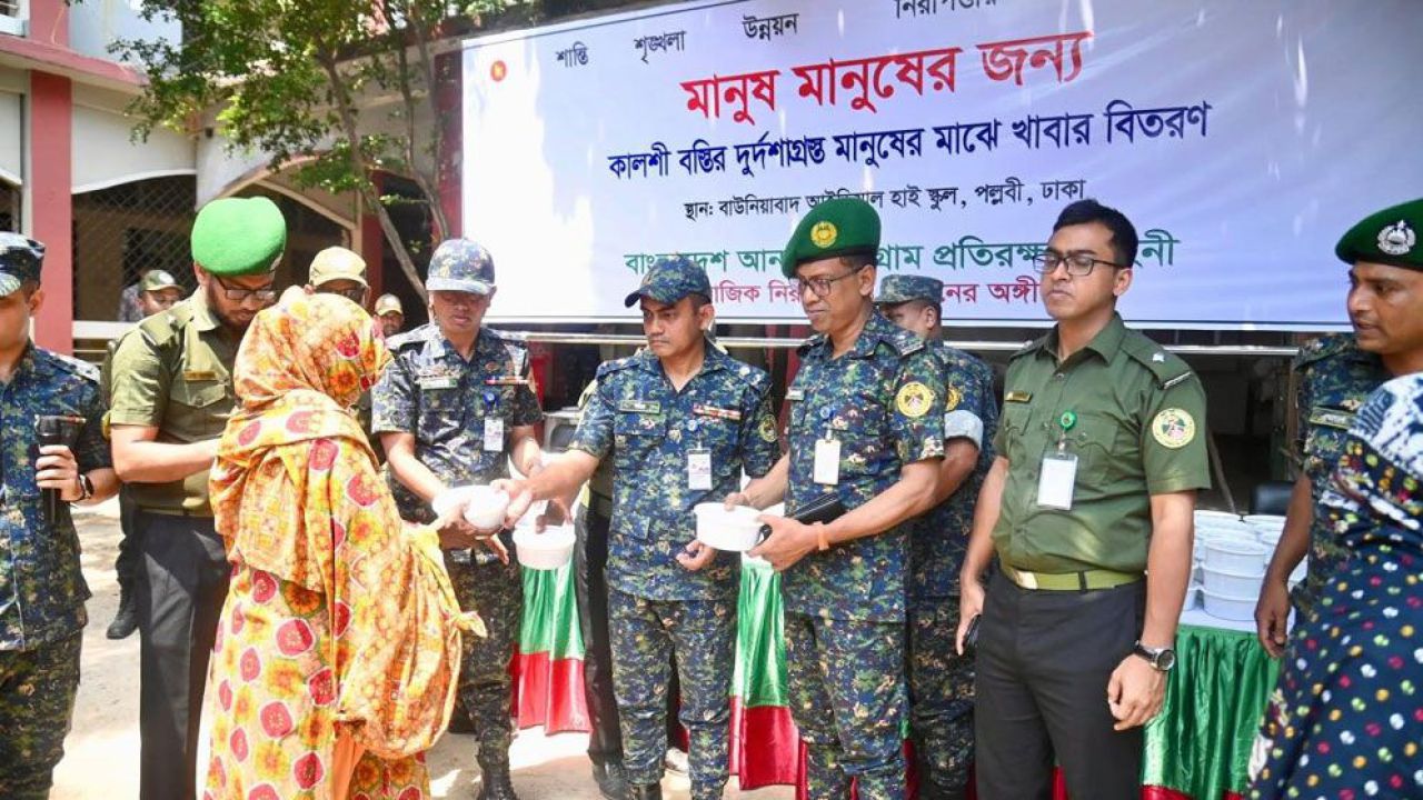 অগ্নিকাণ্ডে কালশী বস্তির ক্ষতিগ্রস্তদের মাঝে খাবার বিতরণ আনসার-ভিডিপির