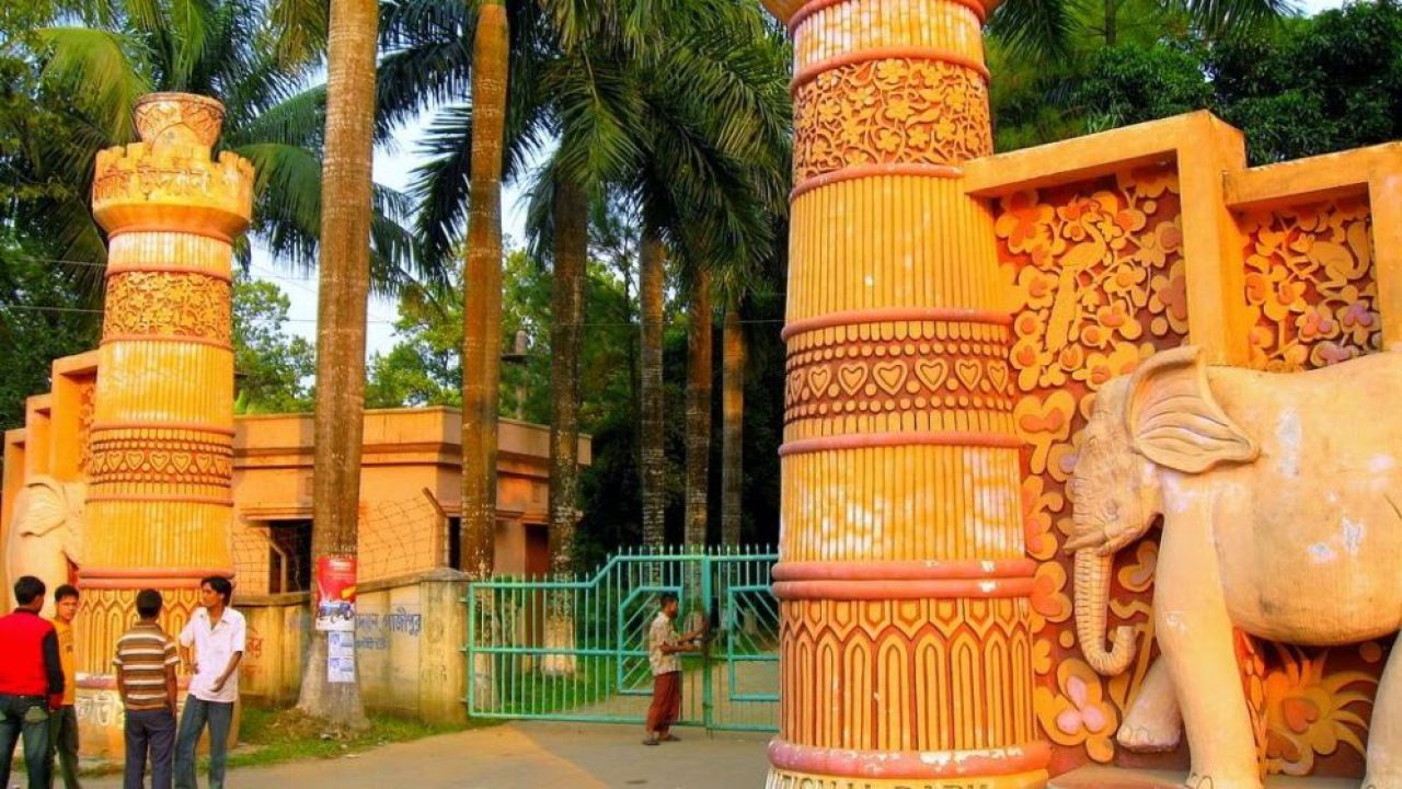 সাভারের বিনোদনকেন্দ্রগুলোতে বিনোদনপ্রেমীদের উপচে পড়া ভিড়