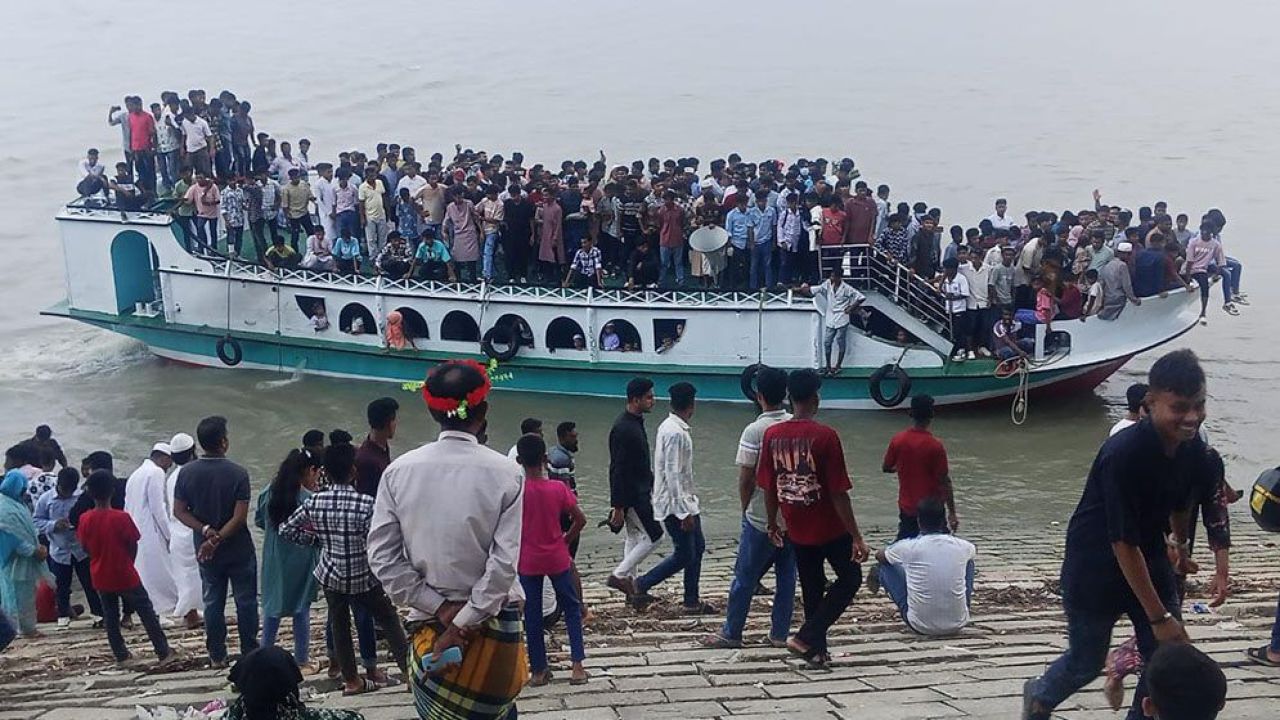 মেঘনা নদীতে পর্যটকদের ওপর লঞ্চ স্টাফদের হামলা, আহত ৫