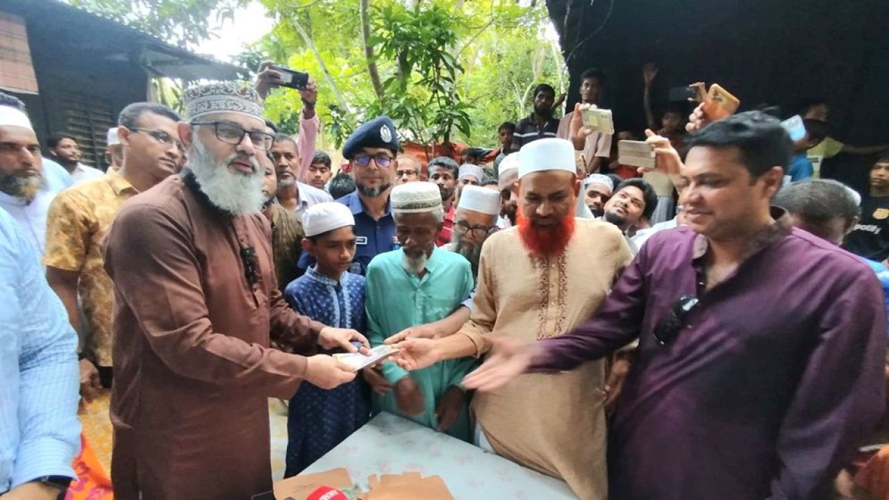 সড়ক দুর্ঘটনায় সব হারানো রহমতের পাশে মাসুদ সাঈদী এমপি