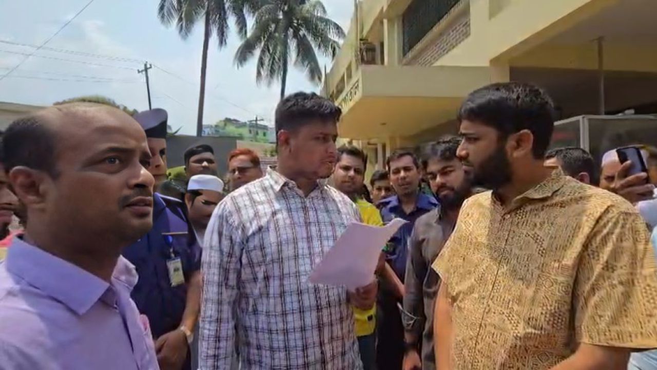 হাসপাতালে আকস্মিক পরিদর্শনে এমপি হাসনাত, শোকজ