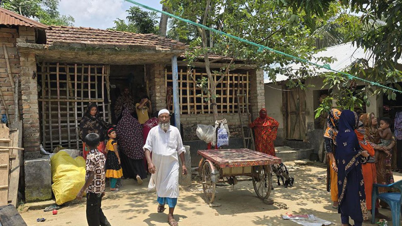 স্ত্রী ও তিন সন্তান হারিয়ে নির্বাক শহিদুল