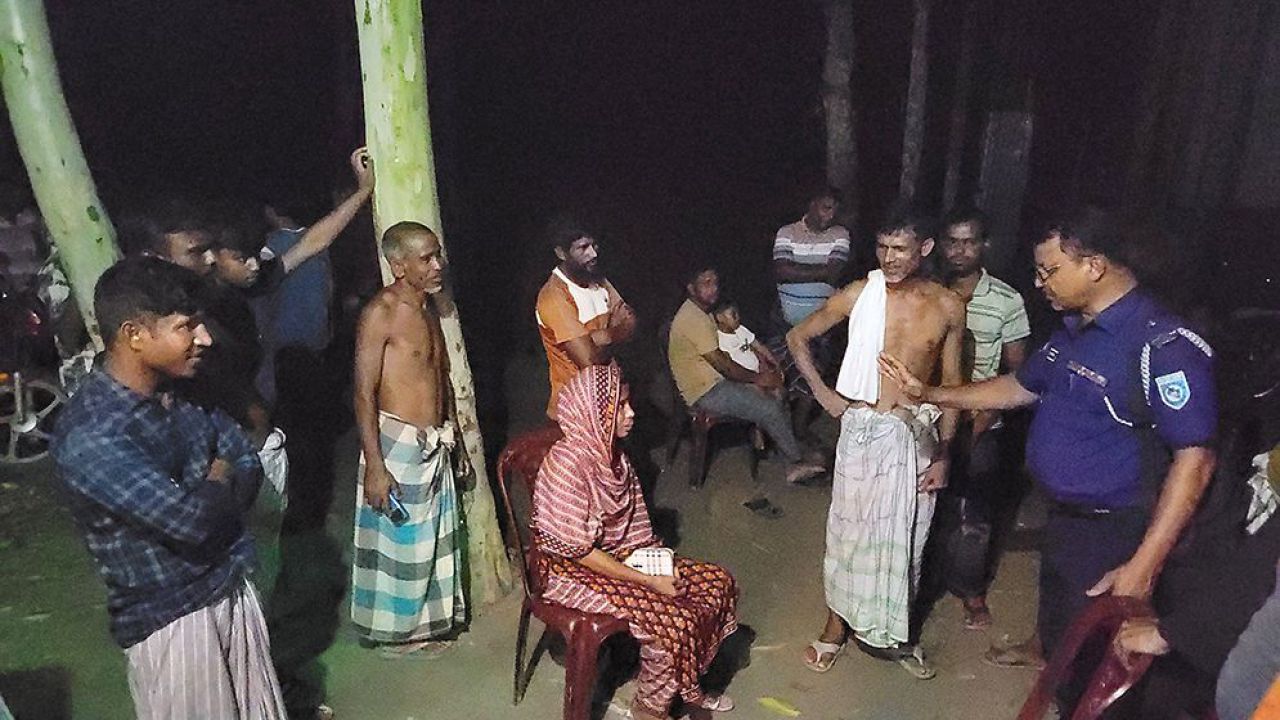 গোপনে বিয়ে করে অন্তঃসত্ত্বা স্ত্রীকে রেখে পলাতক