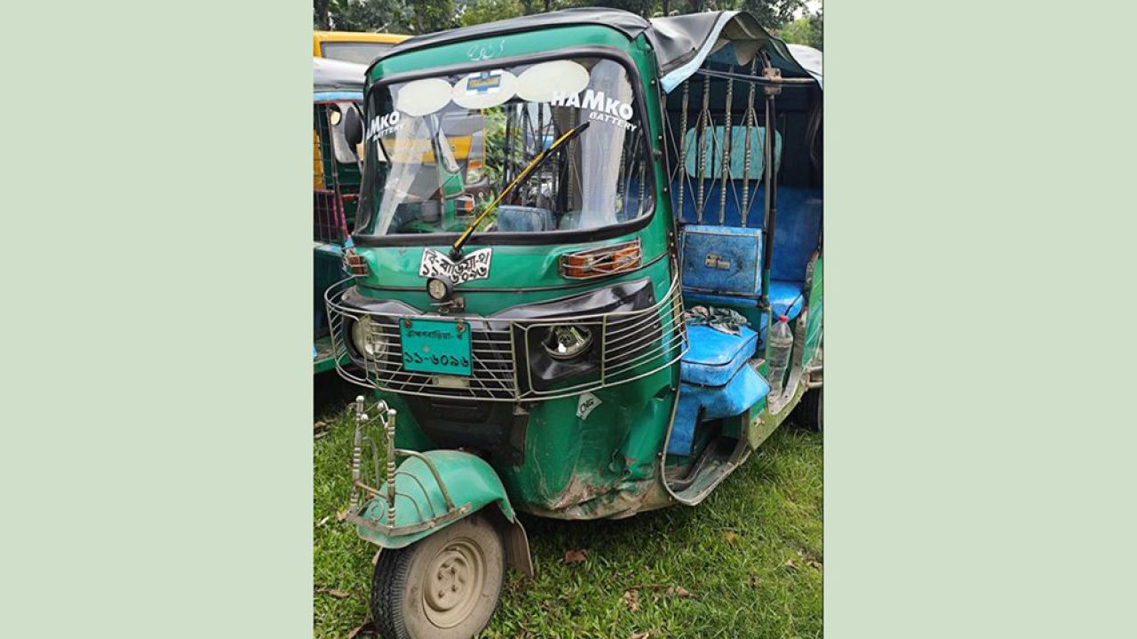 পুলিশ বহনকারী অটোকে বাসের ধাক্কা, আহত ৪