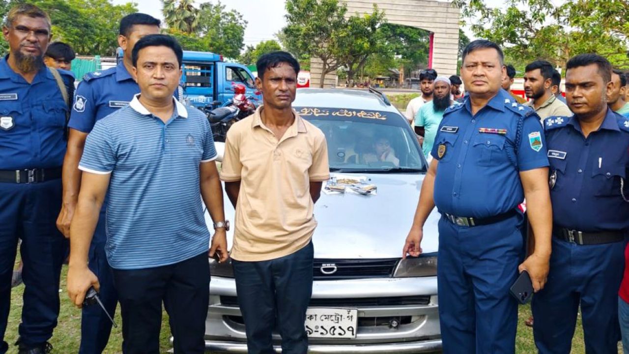 রাজশাহীতে পিস্তল ও গুলিসহ তরুণীসহ গ্রেফতার ২