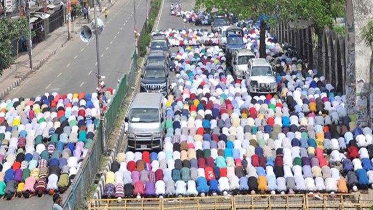 চলাচলের রাস্তায় নামাজ আদায়ের বিধান