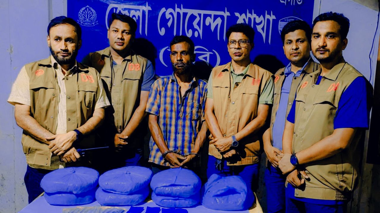 নোয়াখালীতে মাদকবিরোধী অভিযানে ৭০০ ইয়াবা ও ৭ কেজি গাঁজাসহ আটক ১
