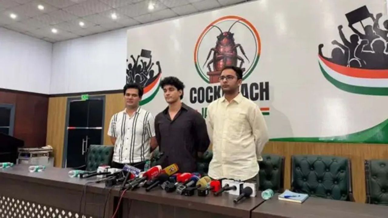 শিক্ষামন্ত্রীর পদত্যাগের দাবিতে ককরোচ জনতা পার্টির বিক্ষোভ, পাশে সোনম ওয়াংচুক