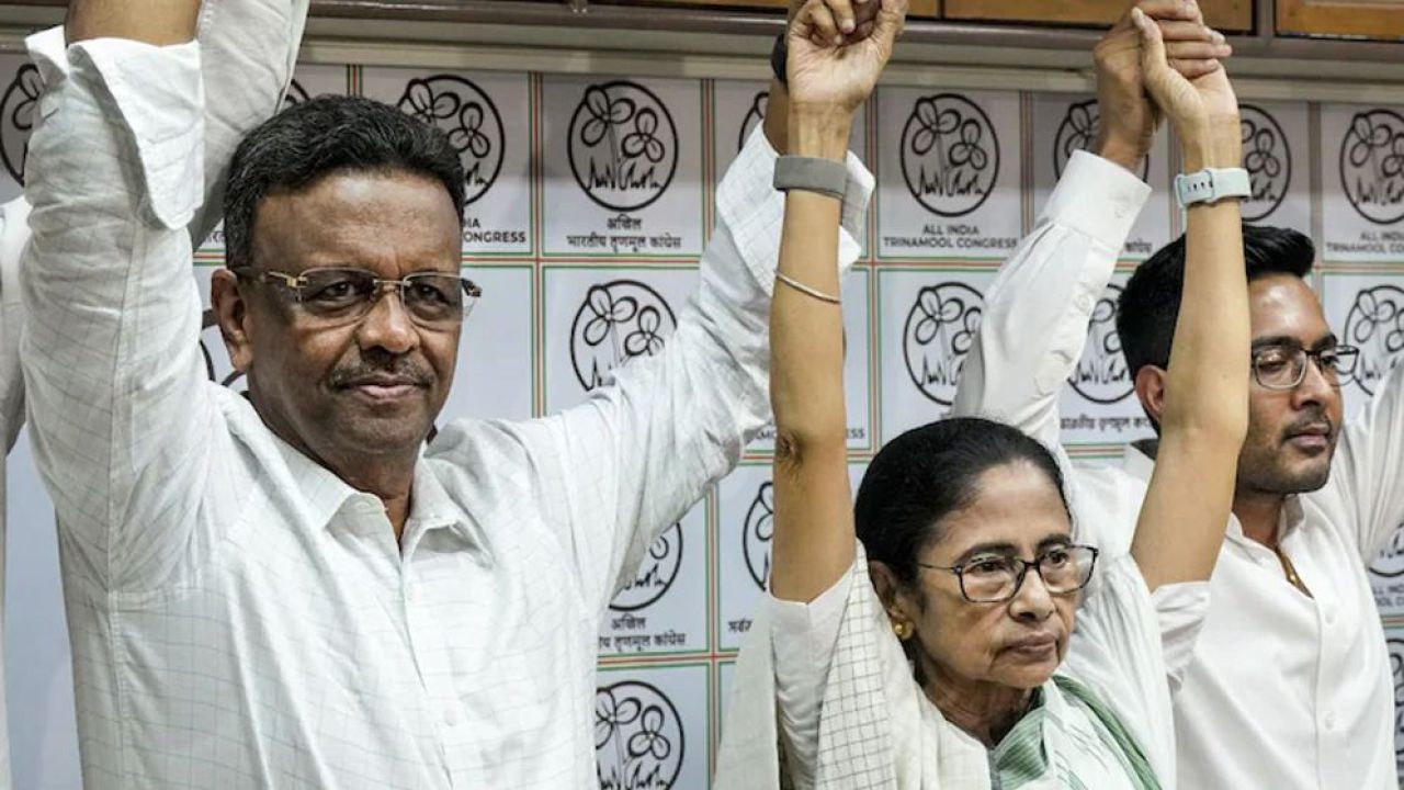 কলকাতার মেয়র ফিরহাদ হাকিমের পদত্যাগ