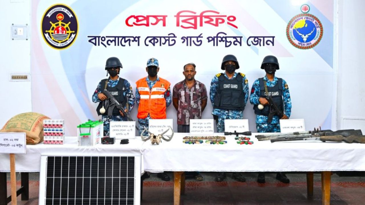 সুন্দরবনে অস্ত্র ও হরিণের মাথাসহ ডাকাত গ্রেফতার