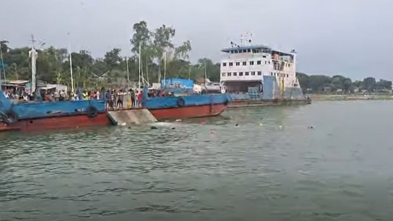 পদ্মা নদীতে নিয়ন্ত্রণ হারিয়ে পড়ল বাস