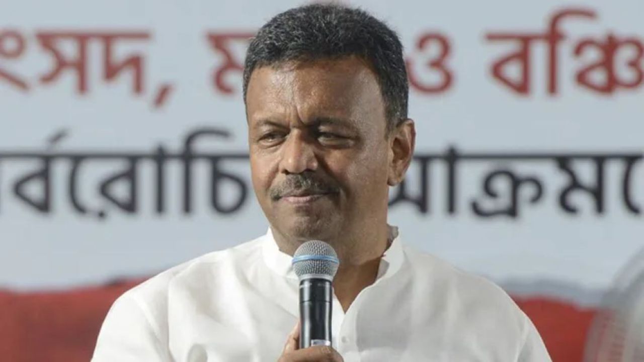 কলকাতার মেয়র ফিরহাদ হাকিমের পদত্যাগ, অবসান ৮ বছরের মেয়াদের