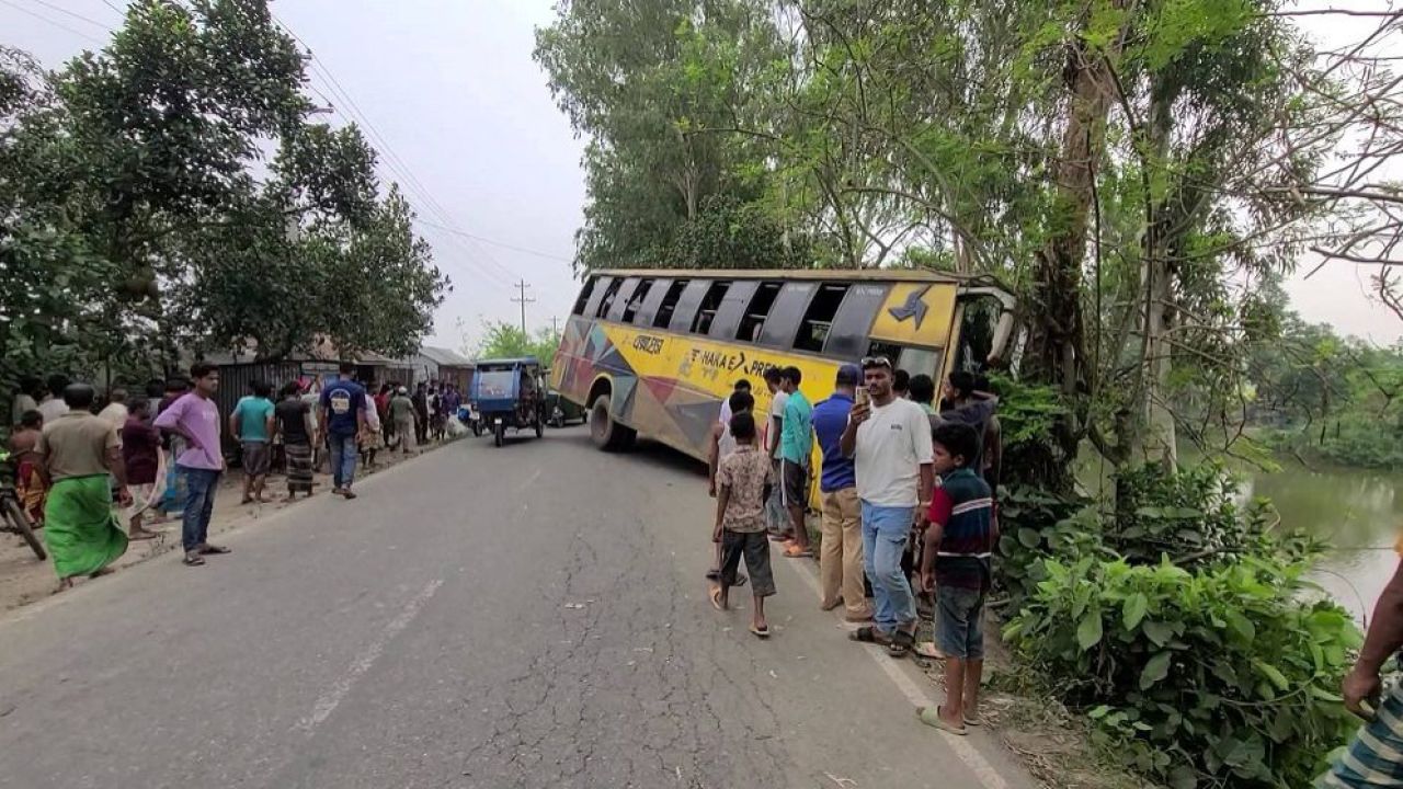 বাসচাপায় বাবা-মায়ের পর প্রাণ হারালো মেয়ে তামান্না