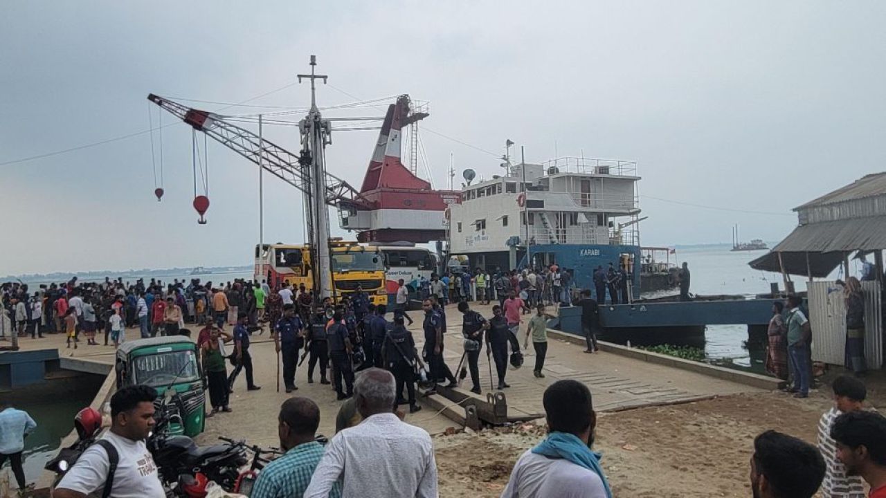 পদ্মা নদীতে বাসডুবির ঘটনায় চালকসহ তিনজনের বিরুদ্ধে মামলা, গ্রেফতার ৩
